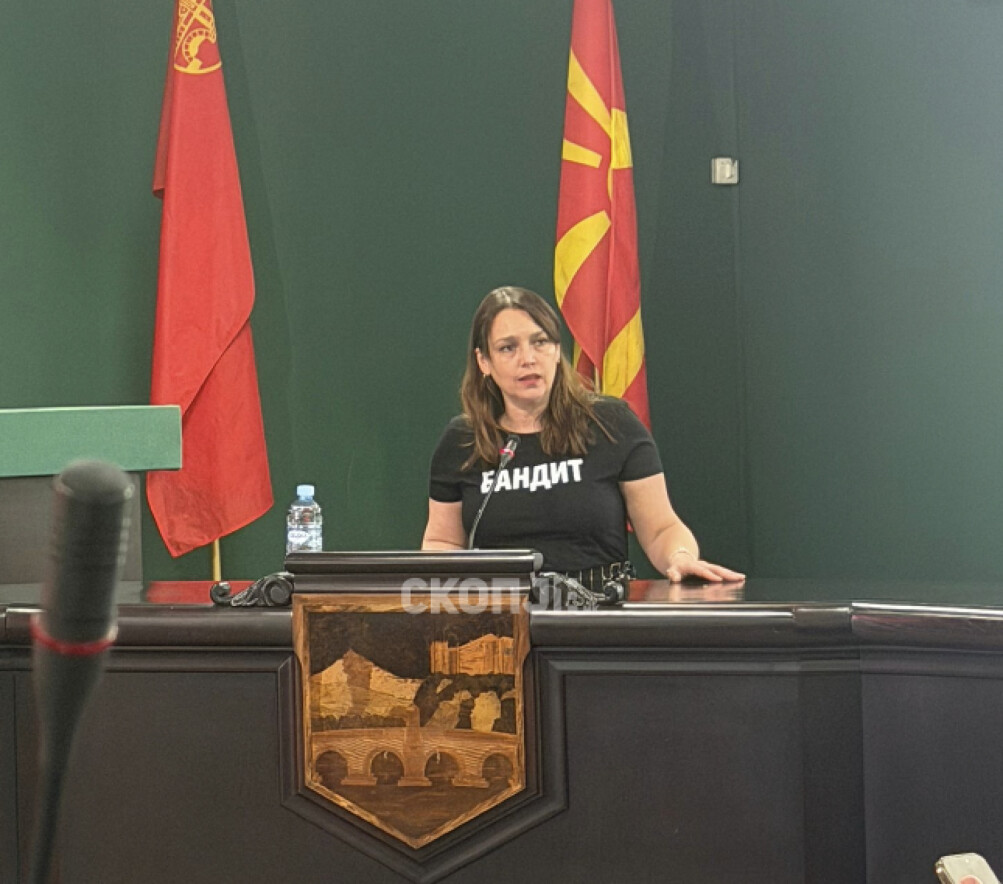 (Фото) „Бандит“ на говорницата на Град Скопје