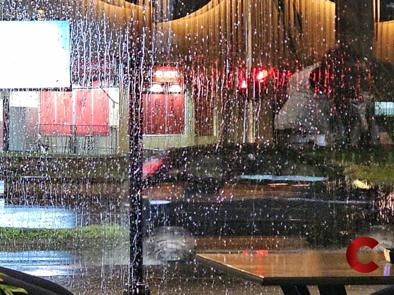 ВРЕМЕТО СЕ ВЛОШУВА: По сончев викенд следуваат дожд и невреме