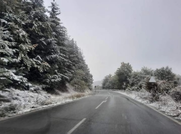 АМСМ: На Попова Шапка врнежи од снег кој не се задржува на коловозот, Во Крушево – магла