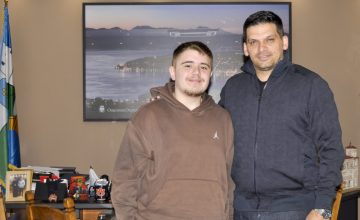 Градоначалникот Пецаков оствари средба со охридскиот ученик Ахмед Сулејман, државен првак по математика