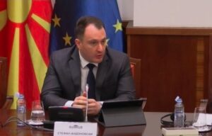 Андоновски: Потребен е модел за забрана или ограничување на користење телефони за време на наставата