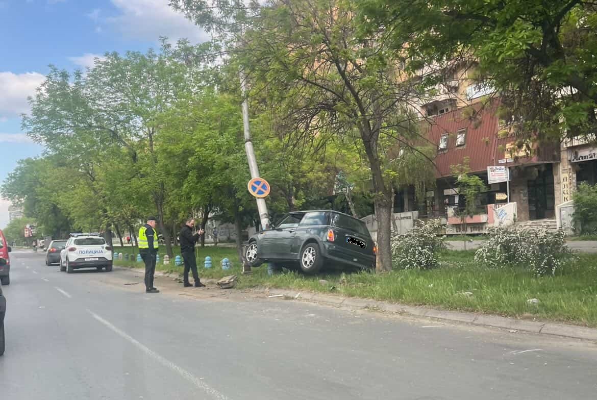 (Фото) Со автомобил удрил во бандера и во дрво – тројца повредени во сообраќајка во Аеродром
