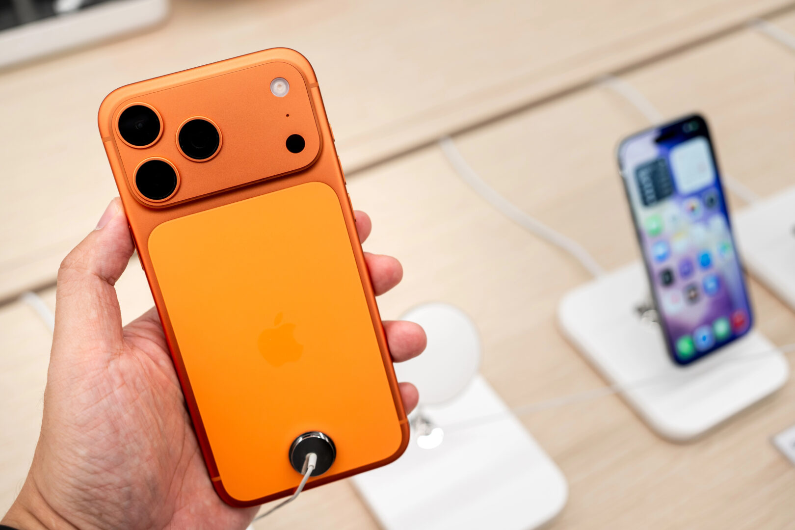 ВИДЕО: Како Кинезите го поправаат iPhone 17 Pro Max