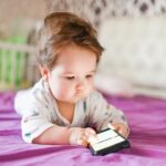 Моето дете има ДВЕ години и е ОПСЕДНАТО со мобилниот телефон! Дали е тоа нормално?