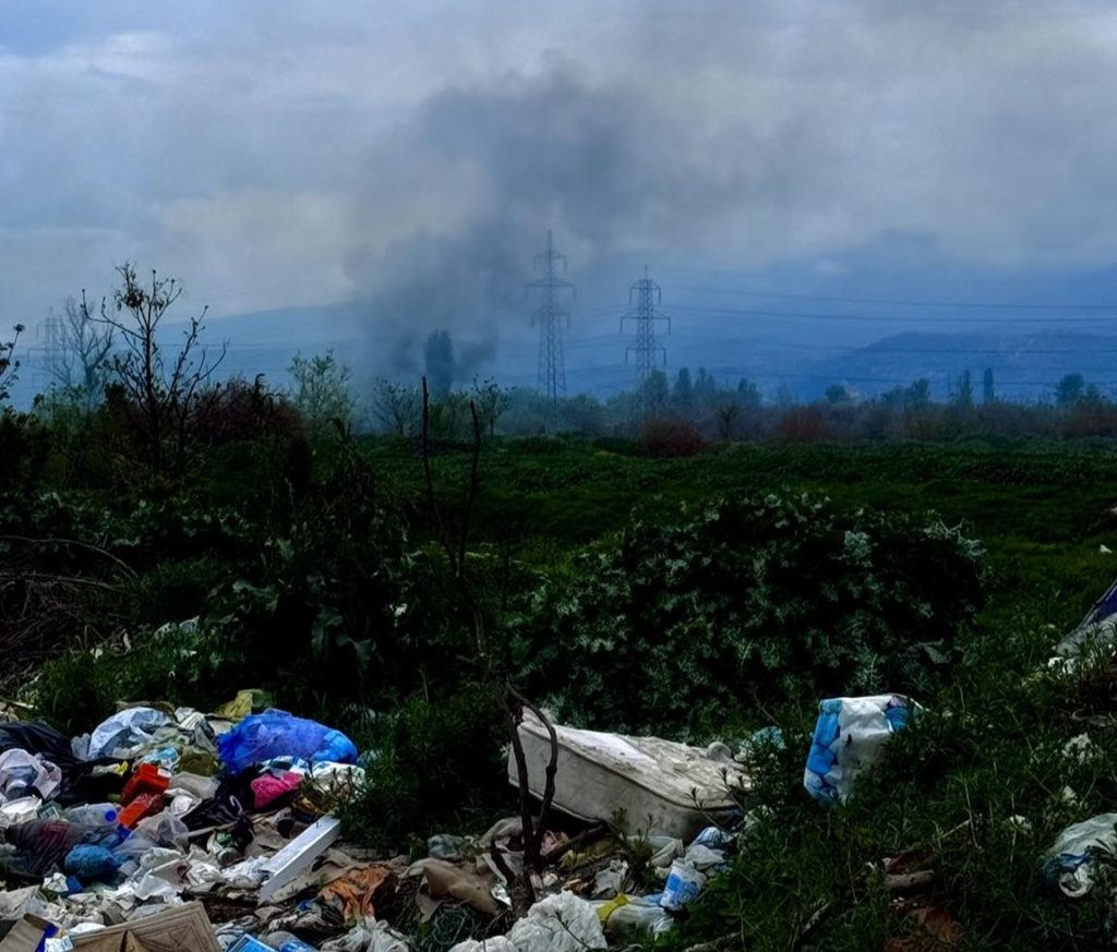 Попладнево повторно гореше депонијата во Вардариште