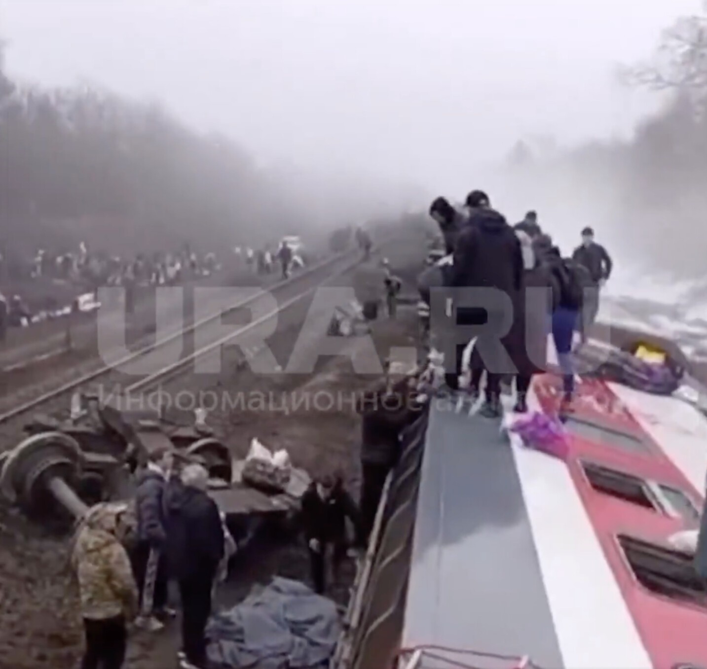 (ВИДЕО) ВОЗ ИЗЛЕТА ОД ШИНИТЕ ВО РУСИЈА: Десетици патници се повредени