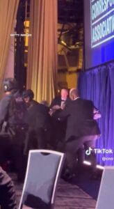 ВИДЕО: Трамп падна кога го изнесуваа од сцената