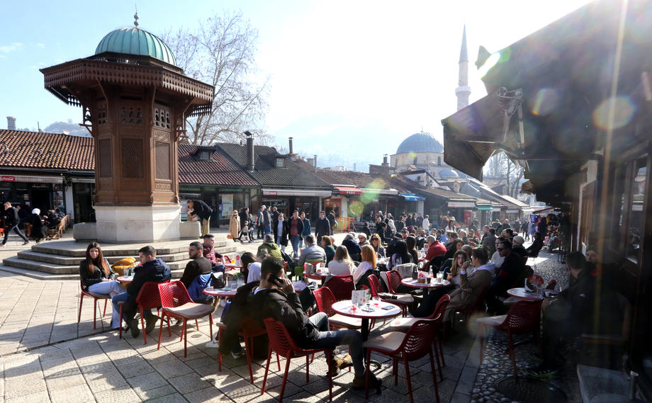 Во Сараево евакуирани два трговски центра поради дојава за поставени бомби