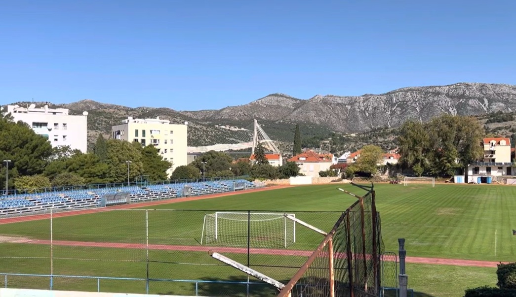 Драма во Хрватска: Се урна дел од стадион – еден навивач е повреден!