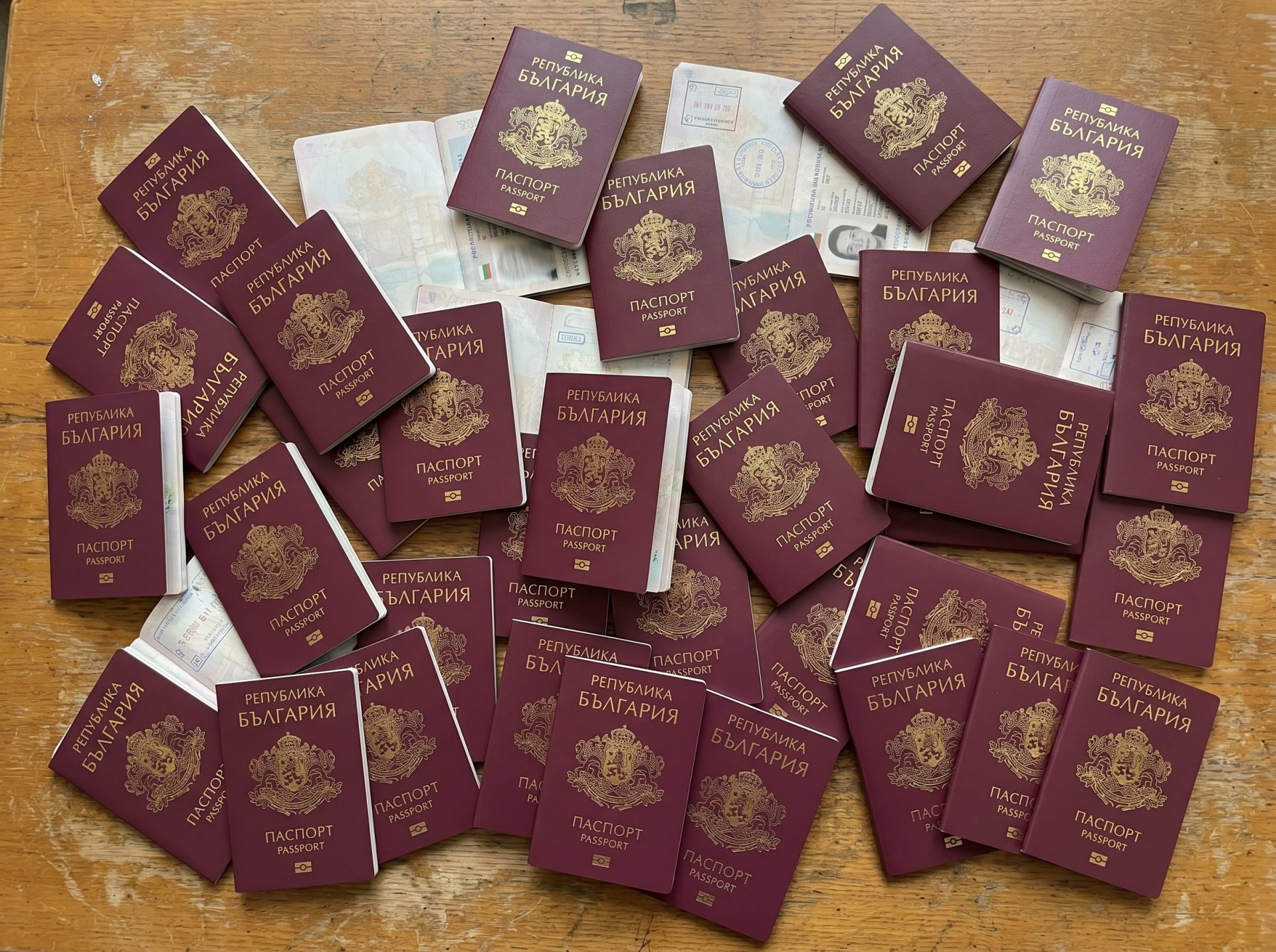 Фалсификувани документи за бугарски пасоши, бугарски државјанин приведен во Албанија