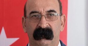 (ФОТО) Орхан Авџи – Турскиот политичар стана вирално лице поради неговите мустаќи: „Сега никој не може да му чита од усните“