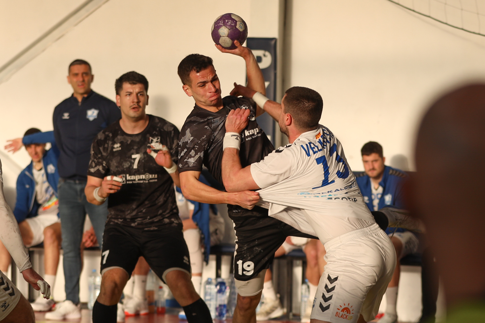 Бутел издржа едно полувреме против „сините“ од Автокоманда