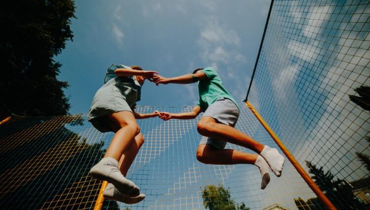 Скокањето на трамболина носи ризици: Што треба да знаат родителите