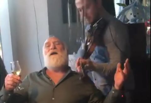 Познатиот македонски актер стана дедо: Владо Јовановски доби внук, па прослави со песна и мекици (ВИДЕО)