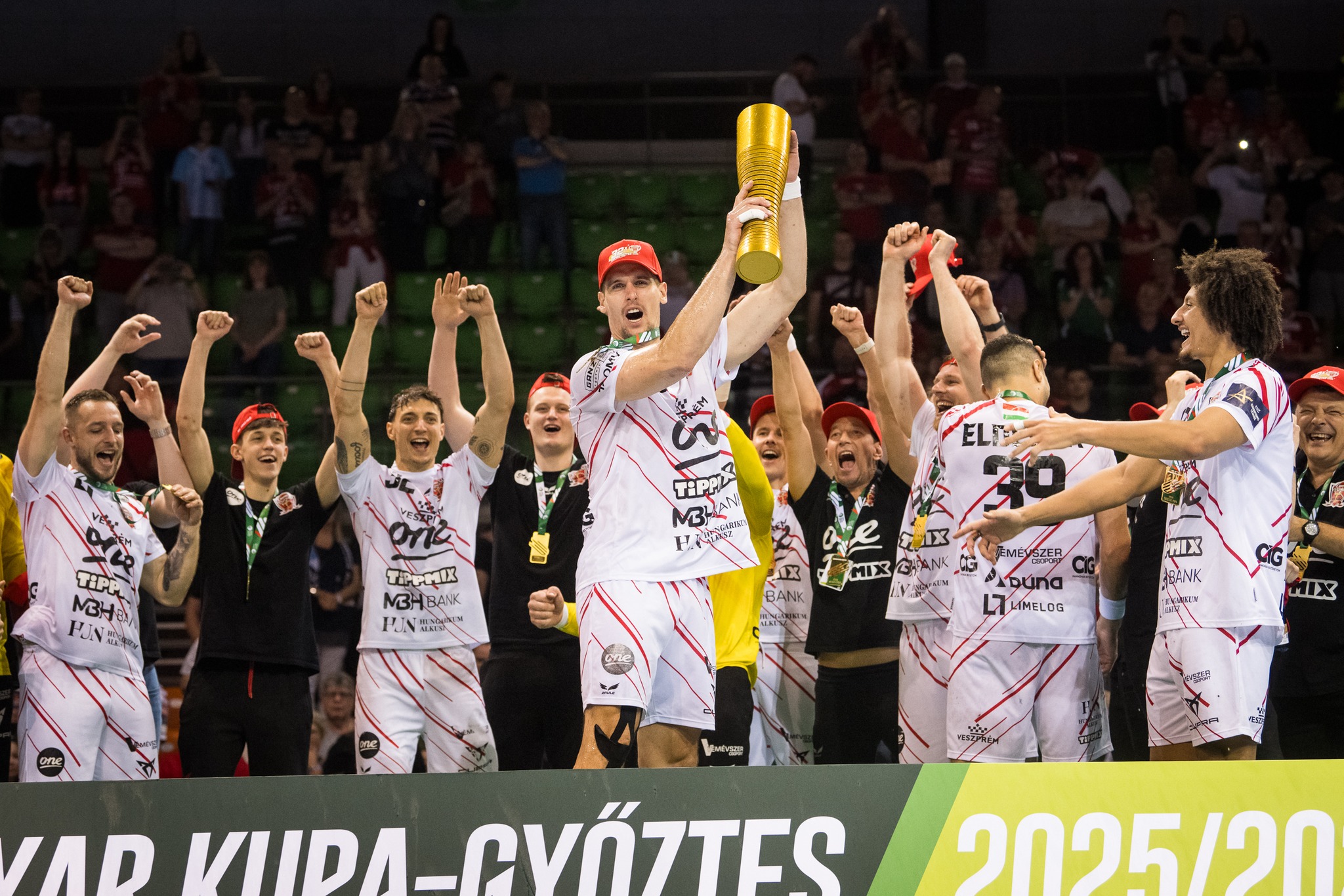 Веспрем по 32 пат го освои куп трофејот, Висла Плоцк „главна“ во Полска