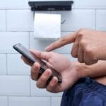 Престанете да го користите телефонот во тоалет, може да доведе до здравствени проблеми