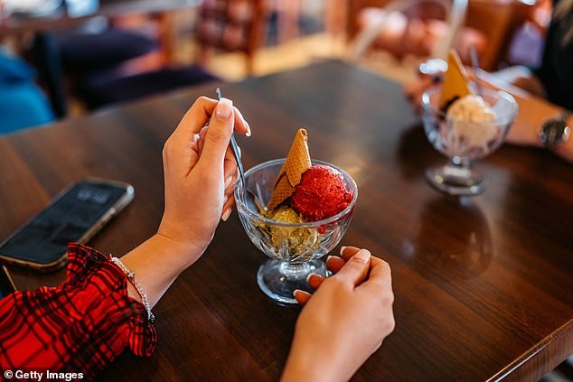 Уште една европска туристичка „замка“: На туристи во Виена им наплатиле 1.40 евра „такса за миење“ затоа што јаделе сладолед во чинија