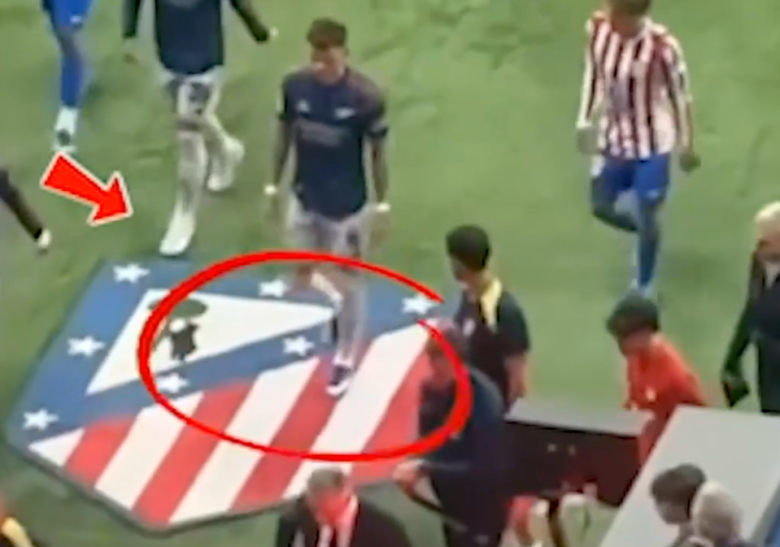 Бен Вајт од Арсенал згази по грбот на Атлетико, Чоло Симеоне реагираше