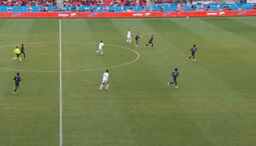 Комедија во МЛС: Фудбалер си даде автогол од половина терен (ВИДЕО)