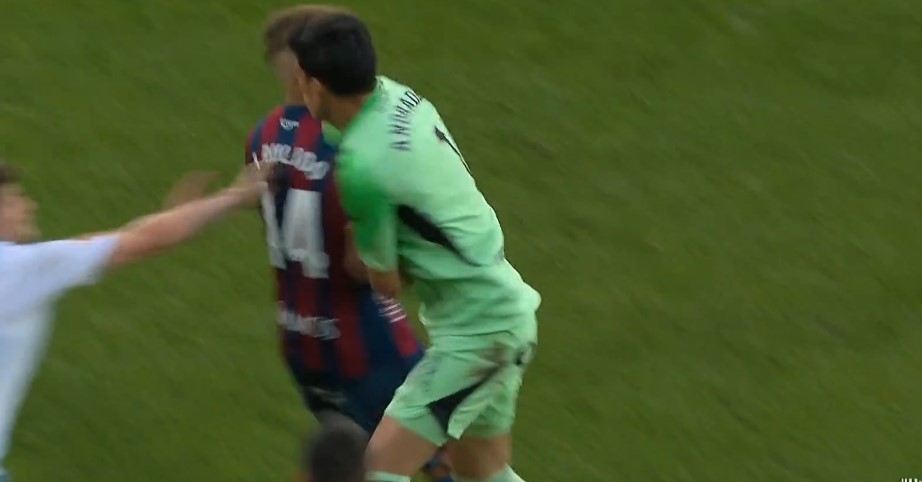 Хаос во Шпанија: Голман прво турна фудбалер, па се врати и го нокаутираше истиот играч! (ВИДЕО)