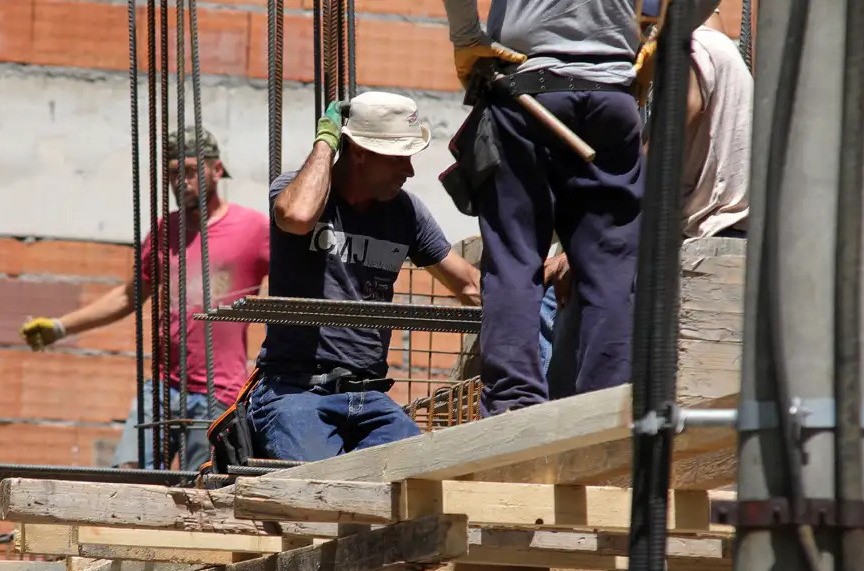 Пад од 1 отсто на платите во февруари, годишниот раст го креваат неколку сектори