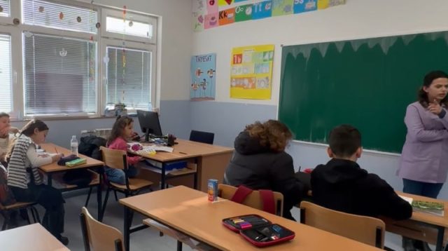 Мајка нападнала учителка на родителска