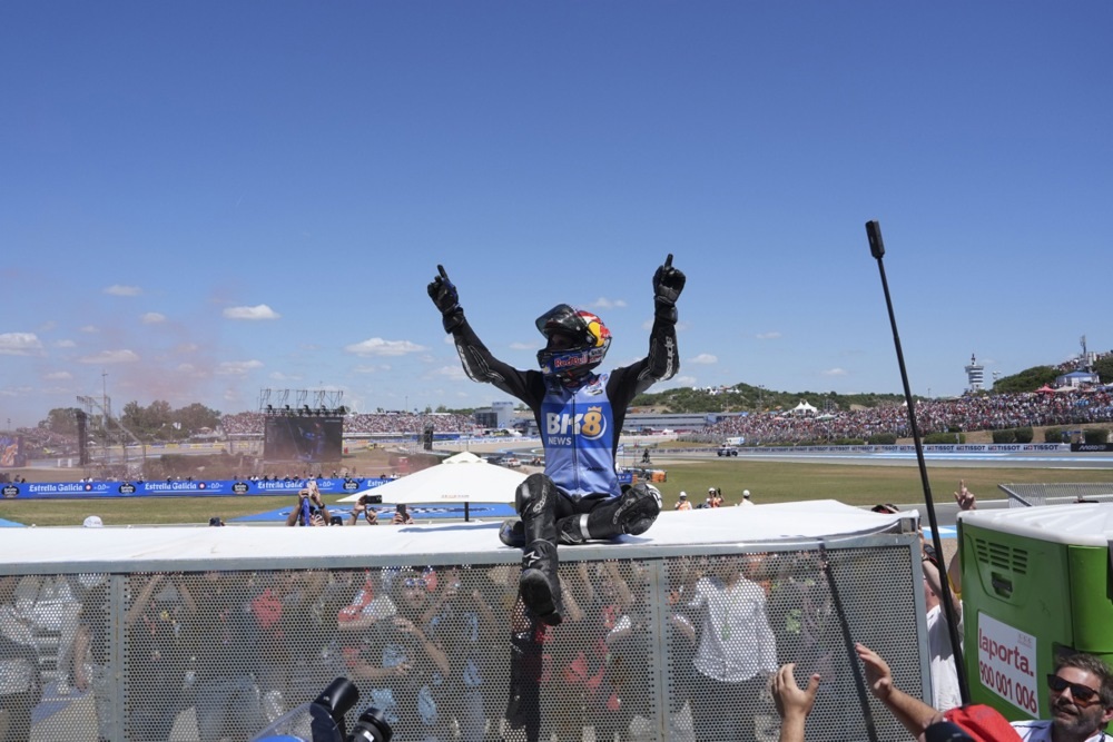 (Видео) Алекс победи во Херез, Марк не ја заврши трката