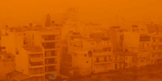 Силна бура во Грција. Небото доби морничава боја, еден човек почина