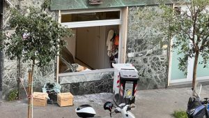 Грабеж на банка како на филм – крадците ограбиле лични сефови, држеле 25 заложници, носеле маски со ликови од познати актери и на крај избегале низ подземен тунел