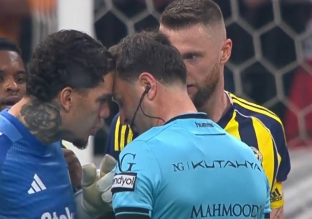 Фенербахче прегазен од Галата, Едерсон го нападна судијата (ВИДЕО)
