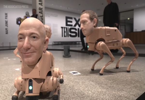 Роботски кучиња со главите на Илон Маск и Марк Закерберг „шетаат“ низ музеј во Берлин