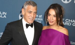 (ВИДЕО+ФОТО) Доделување на наградата Чаплин – Амал Клуни позирала со својот сопруг во елегантно издание: Виолетовиот фустан собрал многу лајкови