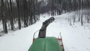 Нови снежни наноси на патот кон Галичник, интензивно се работи на расчистување