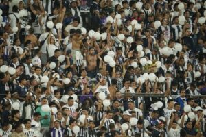 Најмалку еден загинат, 47 повредени во стампедо на фудбалски стадион во Перу