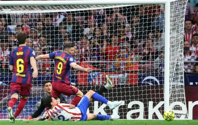 (Видео) Случаен гол на Левандовски – Барселона со играч повеќе го победи Атлетико