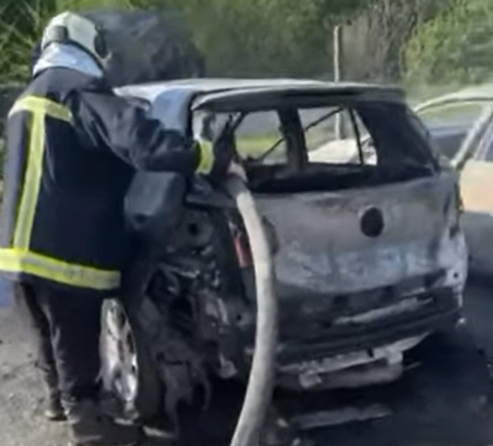 Опожарени пет возила под скопското Кале покрај Вардар, едно лице повредено