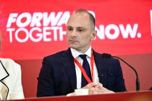 Мицкоски зборува за промената на името, ама не го враќа старото име на државата, вели Филипче