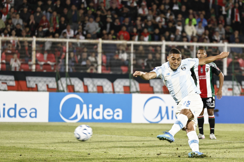 Фудбалер на Гремио промаши три пенали по ред!