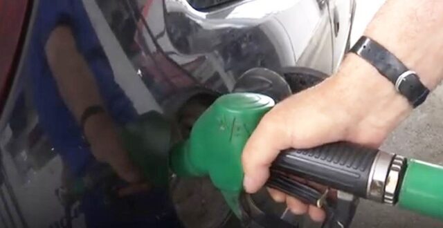 Голем пад на цените на нафтата на берзите, но возачите ќе почекаат за да го почувствуваат тоа на бензинските пумпи