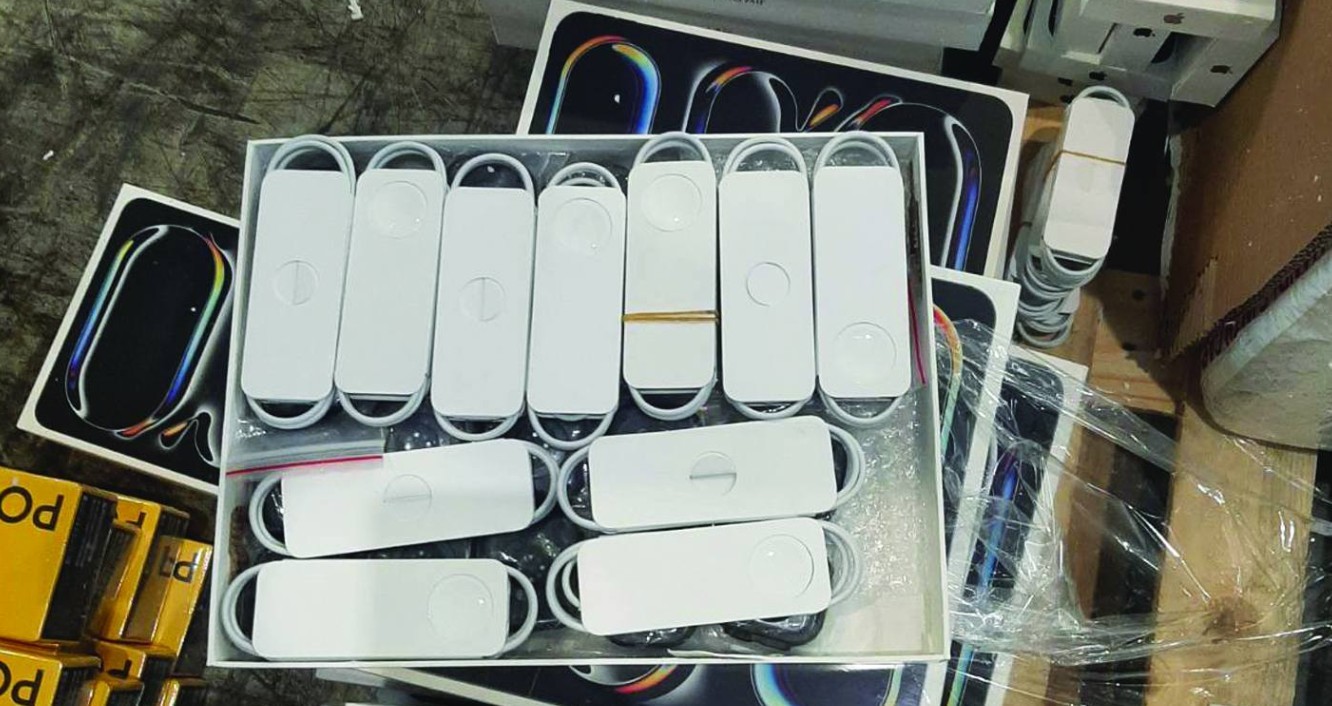 СКОПСКА МОБИЛАРА ФАТЕНА ВО ОБИД ЗА КРИУМЧАРЕЊЕ „ЕЈПЛ“ ЧАСОВНИЦИ – цариниците со голема заплена