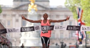 НОВ СВЕТСКИ РЕКОРД: Кениецот Севаџ прв човек во историјата кој истрча маратон под два часа!