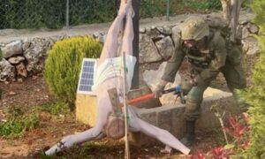 Израелски војник со чекан крши статуа на Исус во Либан – Нетанјаху е „запрепастен и тажен“