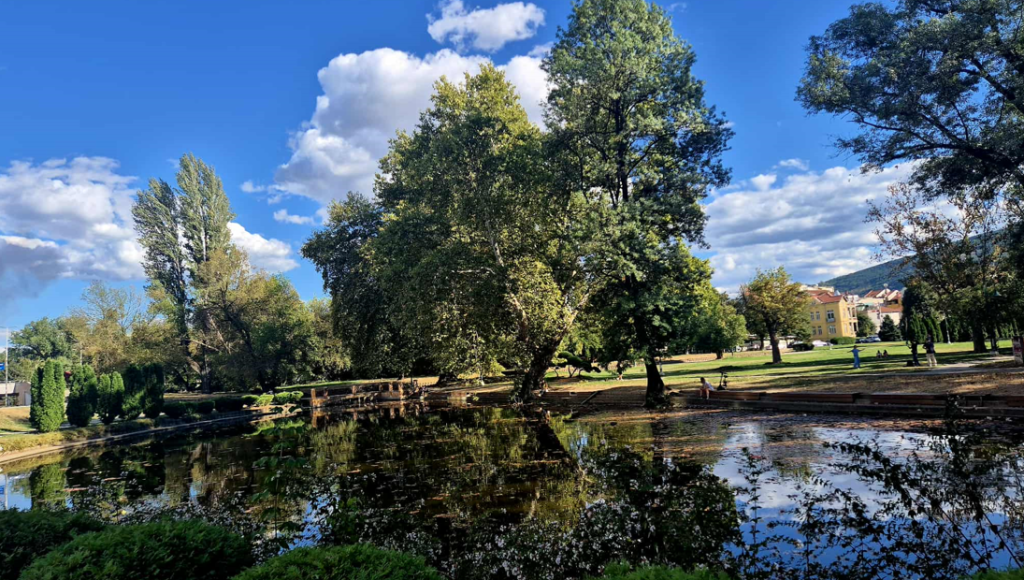 Времето денеска: Сончево со мала облачност и температура до 25 степени