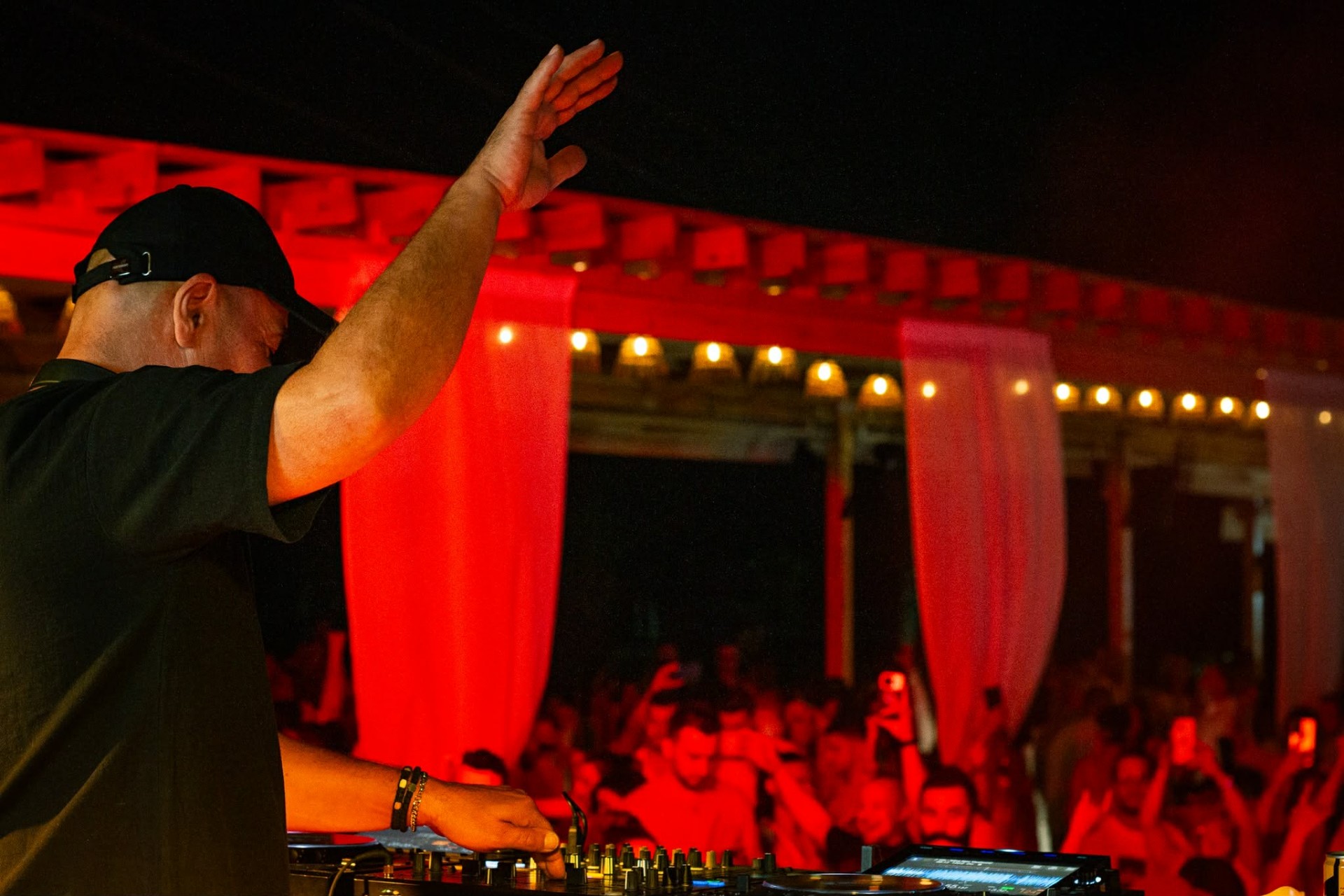 По светската турнеја низ Дубaи, Истанбул, Малта и Санторини – следна станица Скопје за Cafe De Anatolia