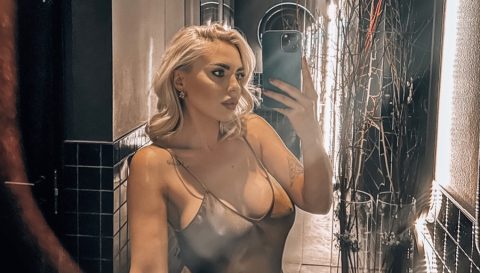 Бујната раскопчана предница на Ем Си Алекс ќе ве фрли во еротски занес: Русокосата диџејка е цицлеста за петка (ВИДЕО)