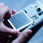 Телефоните ќе имаат батерии што можеме сами да ги замениме: Нови правила на ЕУ од 2027-ма