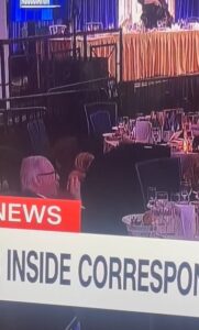 (ВИДЕО) Снимка која е хит на мрежите: Човек мирно си јаде додека трае хаосот во Белата куќа