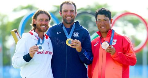 ВИДЕО: Најдобриот светски голфер доминантно до олимпиското злато