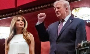 (ВИДЕО) МЕЛАНИЈА ТРАМП ВО ФУСТАН КАКО ШТО ГО НОСЕЛЕ ПРЕД 100 ГОДИНИ: Првата дама на Америка не прави грешки дури ни кога ризикува!