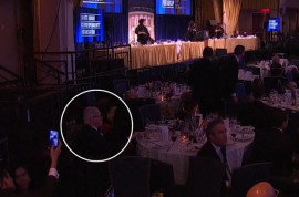 Додека сите се криеја под масите за време на нападот, Мајкл Гланц уживаше во својата салата и не мрдна од место